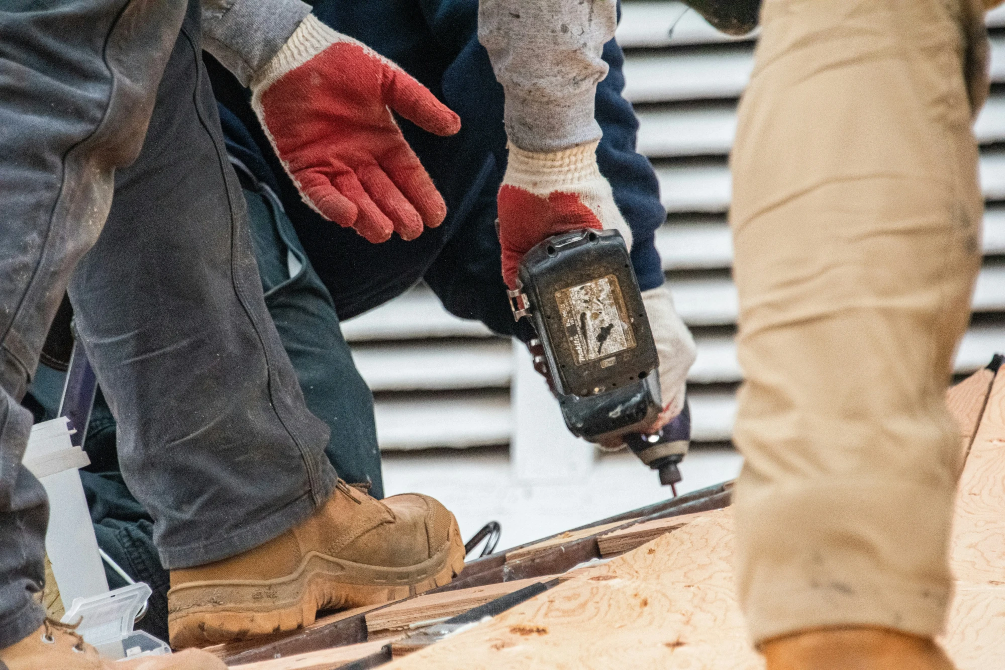 Chaque intervention est réalisée par un artisan couvreur à Marseille soucieux du détail, du respect des délais et de la satisfaction client, pour une toiture fiable et durable.