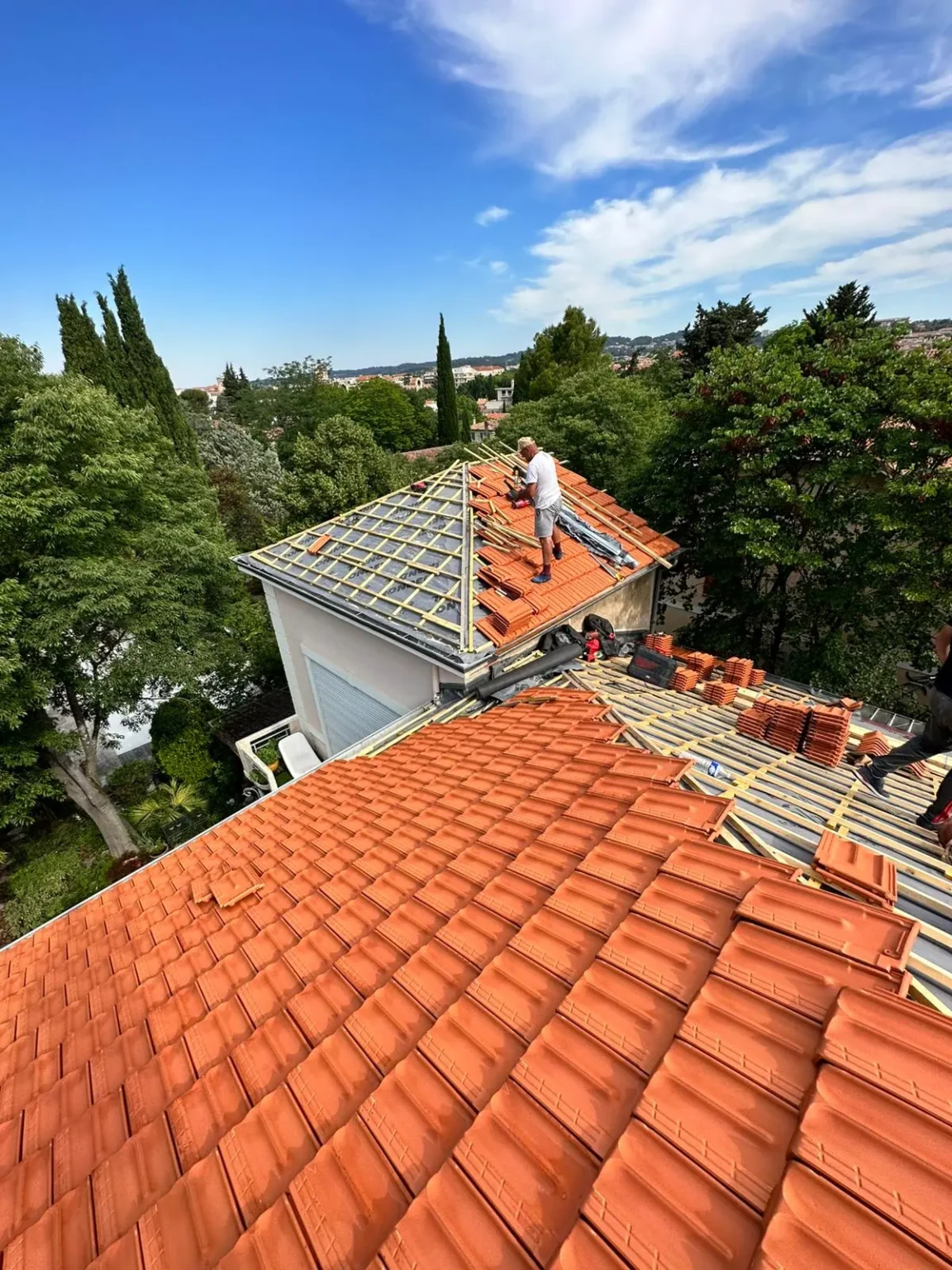 couvreur à marseille entreprise familiale de père en fils spécialisée en travaux de toiture avec garantie décennale et savoir-faire artisanal