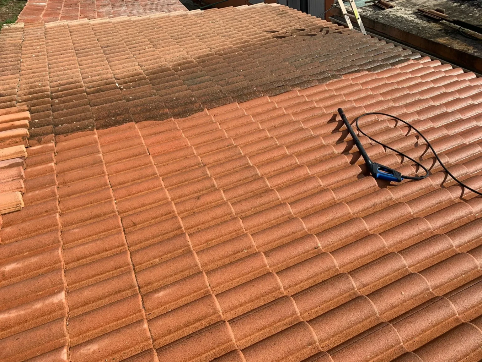 nettoyage toiture à marseille avec entretien complet pour protéger la couverture contre l’humidité et l’usure