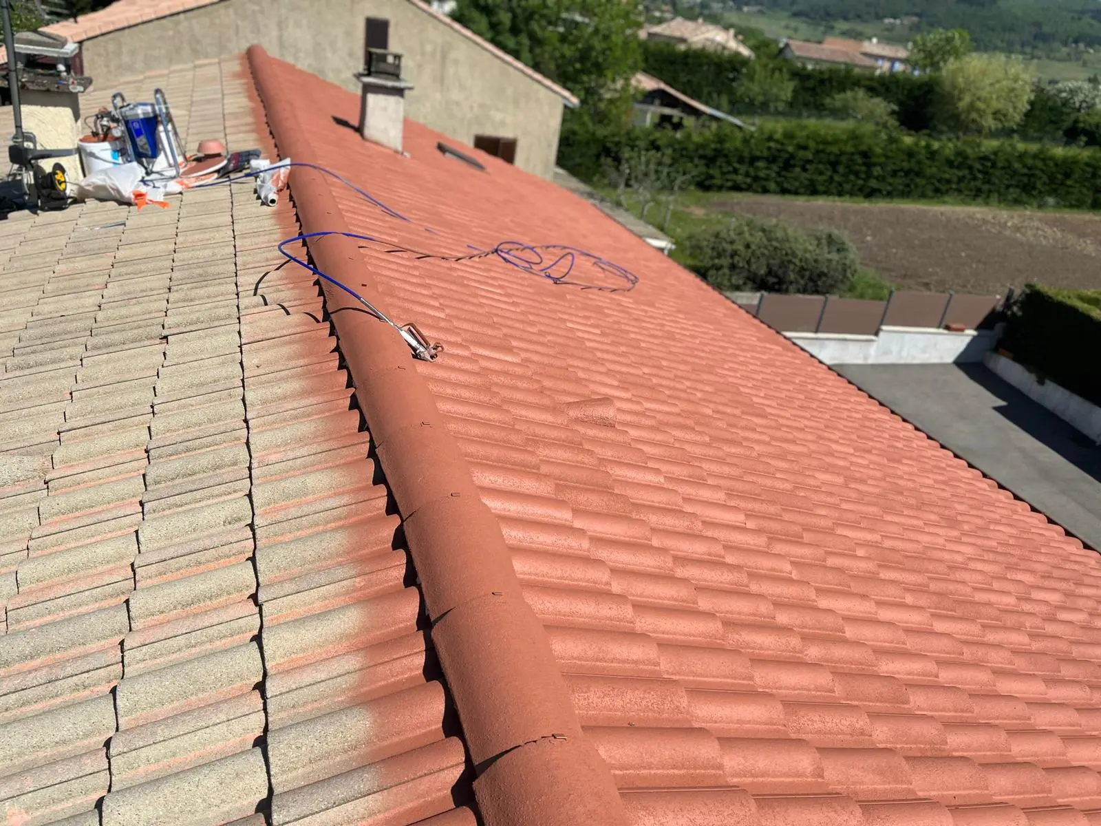 nettoyage toiture à marseille suivi d’une peinture de toit pour protéger et embellir la couverture