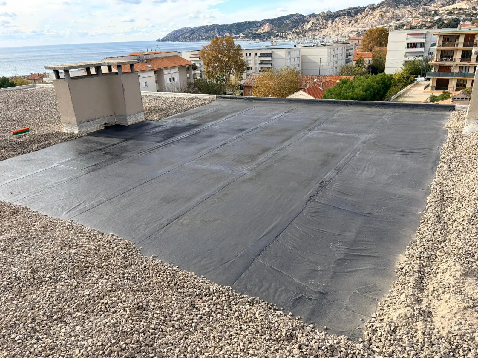 rénovation toiture à marseille avec traitement de l’étanchéité, faîtage, rives et points sensibles du toit