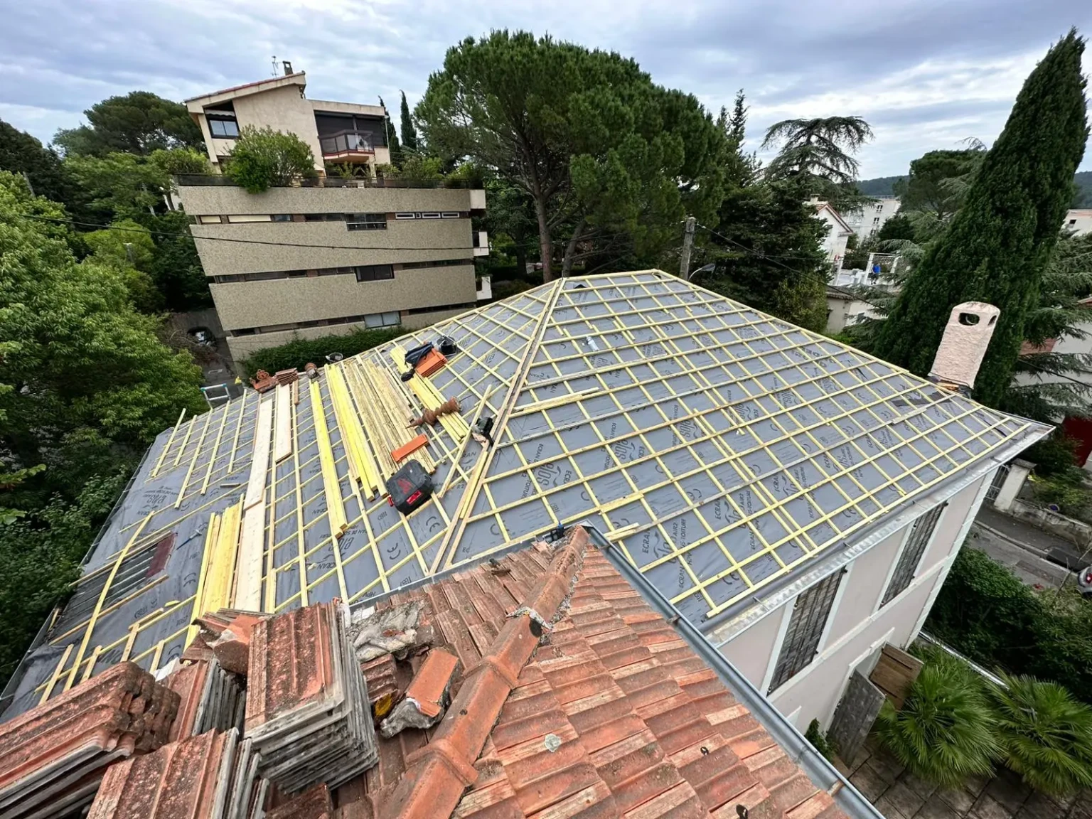 rénovation toiture à marseille avec réparation ciblée des tuiles, infiltrations et zones fragilisées du toit