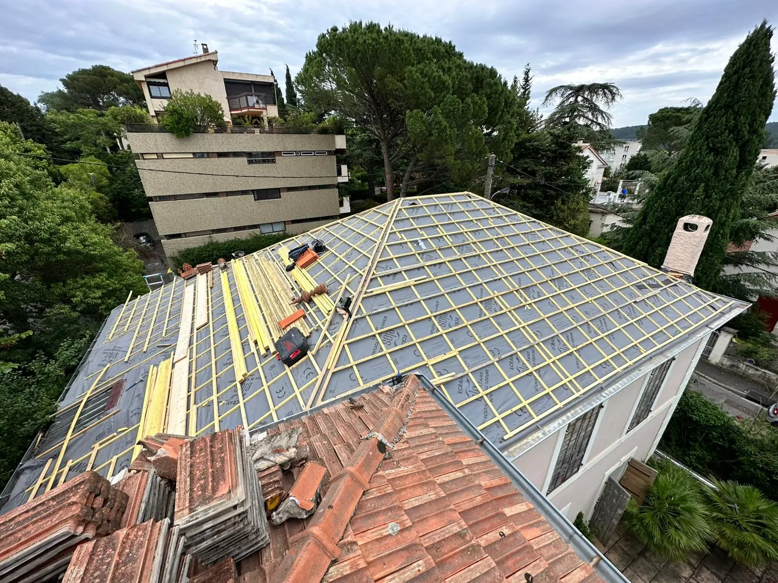 rénovation toiture à marseille avec réparation ciblée des tuiles, infiltrations et zones fragilisées du toit