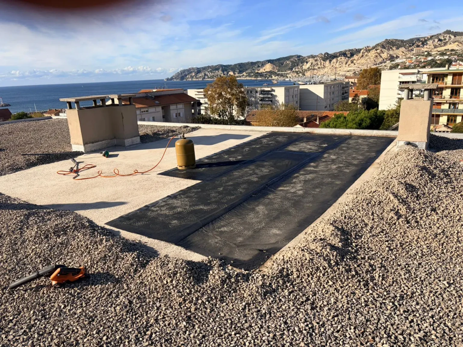 travaux toiture à marseille réalisés par un artisan couvreur sur des chantiers de rénovation et réparation