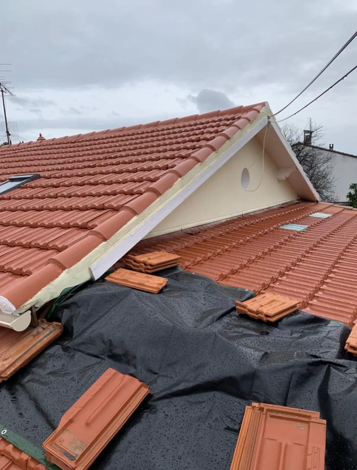 urgence toiture à marseille avec dépannage toiture rapide pour réparer fuite et tuiles endommagées